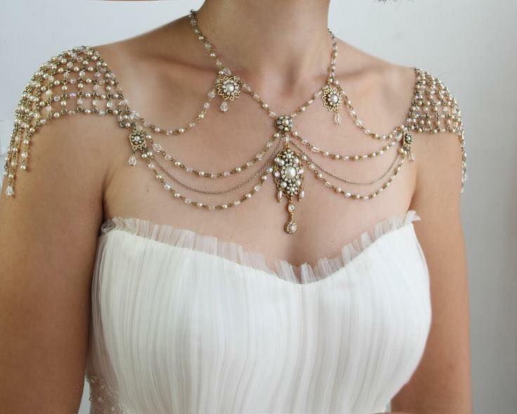 Ожерелье под платье с открытыми плечами